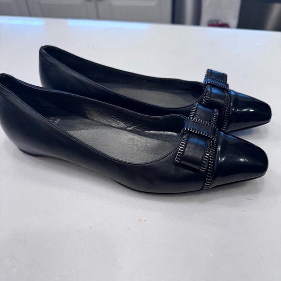 Stuart Weitzman Blk Leather & Blk Patent cap toe silver Chain Bow Flats Size 6 - Picture 3 of 13